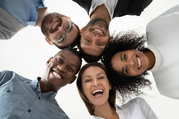 Ritratto close up felice squadra di dipendenti diversi in piedi in cerchio — Foto Stock