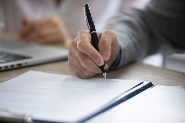 Pluma de mano masculina cercana, hombre de negocios que firma el contrato — Foto de Stock