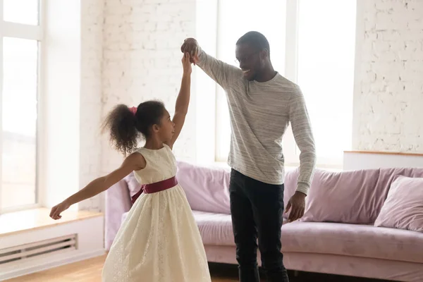 Africano papà ballare con piccola figlia in salotto — Foto Stock
