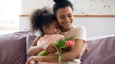 Afrikalı anne kızına sarıldı İlgi ve çiçeklere minnettarlığını ifade etti