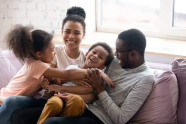 Neşeli Afrikalı çocuklar sevecen aileleriyle eğlenceli vakit geçirirler.