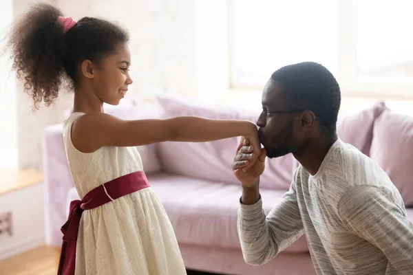 Pai africano beija mão de pequena filha adorável — Fotografia de Stock