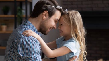 Mutlu baba heyecanlı küçük kızıyla oynuyor.