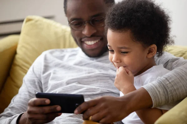 Papa américain passer du temps avec petit fils en utilisant smartphone — Photo