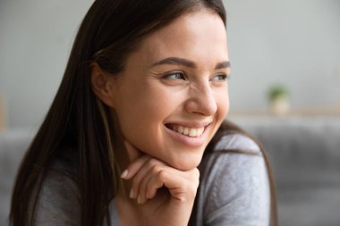 Yüzüne gülümseyen genç kadın yüzünü kapat