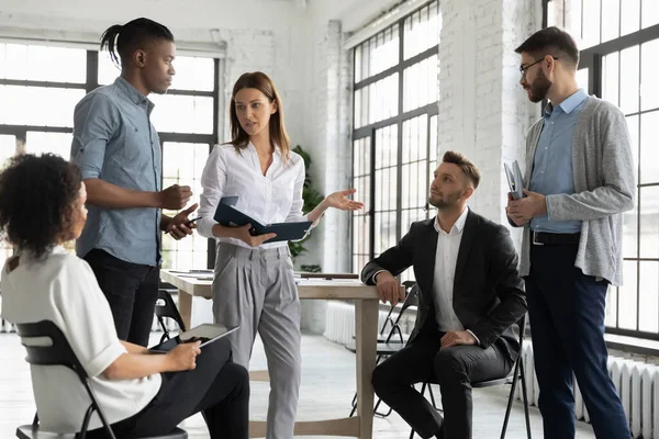 Mentor femme d'affaires confiante menant une séance d'information, enseignant divers employés — Photo