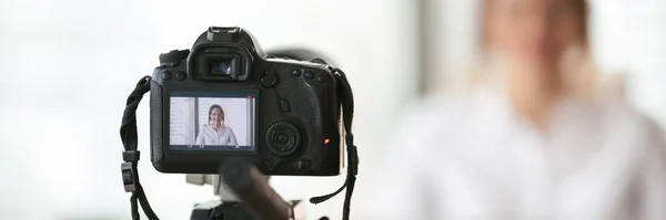 Closeup focus on professional dslr camera filming videovlog woman vlogger — Stock Photo, Image