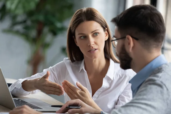 Confident businesswoman training intern, helping with corporate software — Stock Photo, Image