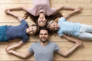 Çocuklu genç aile portresi birlik gösteriyor