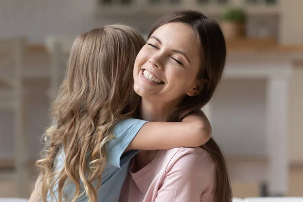 Petite fille câlin montrer l'amour à la jeune maman — Photo