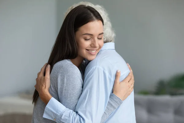 Sincero amorevole adulto nipote coccole a anziana nonna — Foto Stock