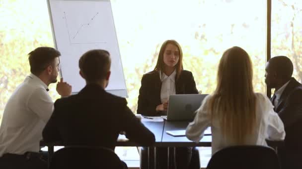 Vrouwelijke teamleider praat en verdeelt bedrijfstaken tijdens briefing — Stockvideo