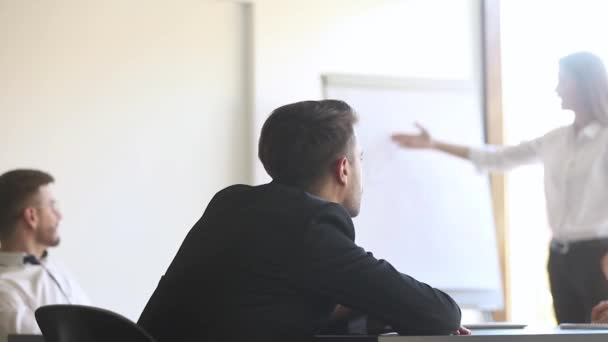 Empresário adormecendo durante seminário corporativo na sala de reuniões — Vídeo de Stock