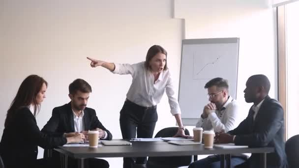Žena šéf během skupinové schůze s žádostí opustit černošky zaměstnanec — Stock video