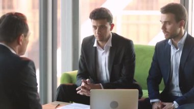 Orta Doğulu iş adamı iş ortağıyla görüşüyor