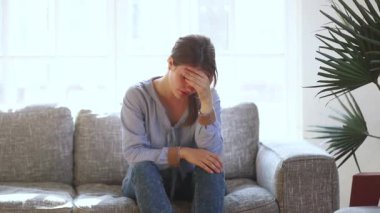 Kızı kanepesinde atlarken bitkin bir anne ağlıyor.