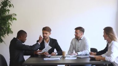 Yönetim kurulu toplantısında Afrikalı ve Avrupalı işadamları arasında çatışma çıktı