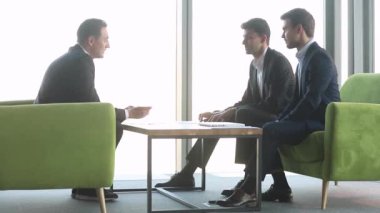 Pazarlık yaptıktan sonra iş adamları sözleşme imzaladı ve el sıkıştı