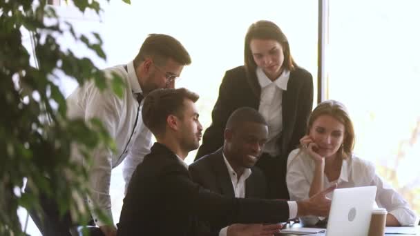 Team leader diversi colleghi che lavorano insieme sul computer portatile uso progetto — Video Stock