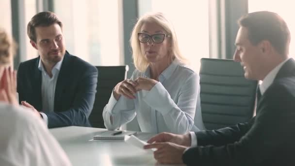 Spotkanie biznesowe prowadzone przez kobietę w średnim wieku w nowoczesnej sali konferencyjnej — Wideo stockowe