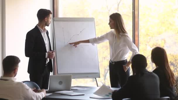 Chefe e formação empresarial fazem apresentação durante o seminário — Vídeo de Stock