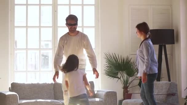 Дочь вращается с завязанными глазами отец семья начинает играть в прятки — стоковое видео