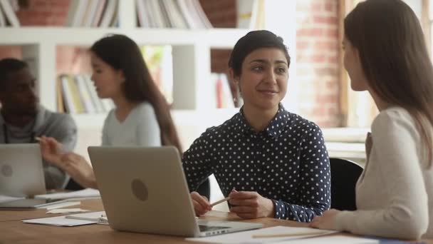 Amistoso feliz diversas chicas jóvenes estudiantes charlando en la biblioteca — Vídeos de Stock