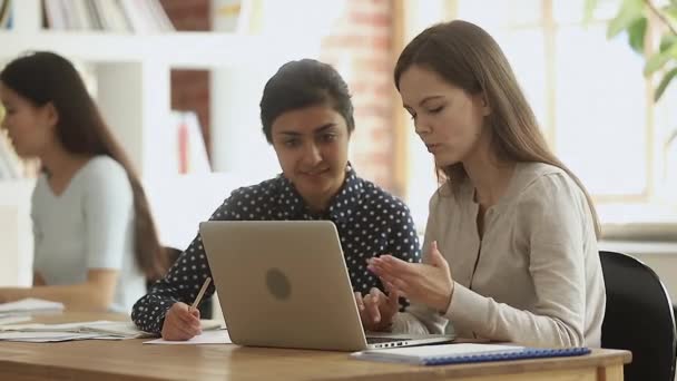 Diverses filles étudiant et enseignant en utilisant l'ordinateur dans la salle de classe universitaire — Video