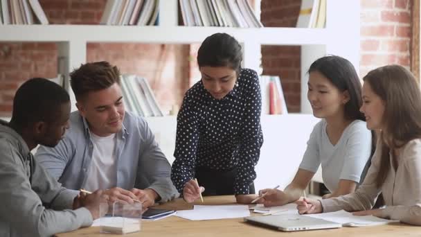 Arquitectos indios enfocados líder de estudiantes dibujan nuevo proyecto en reunión — Vídeo de stock