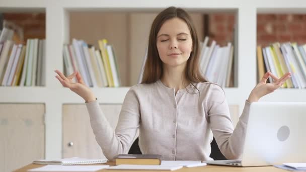 Calma giovanissima ragazza prendere pausa meditare a biblioteca scrivania — Video Stock