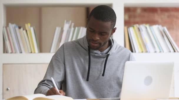 Konzentrierte afrikanische Studenten studieren online am Computer Notizen machen — Stockvideo