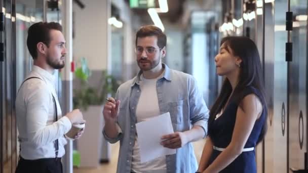 Přátelský multietnický byznys lidé mluví stojící v kanceláři chodby — Stock video