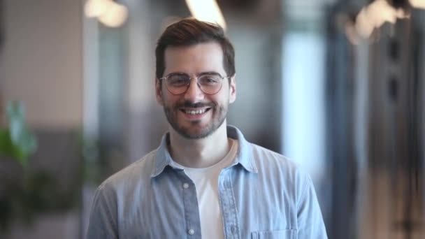 Empresário sorridente confiante olhando para a câmera no escritório, close-up retrato — Vídeo de Stock