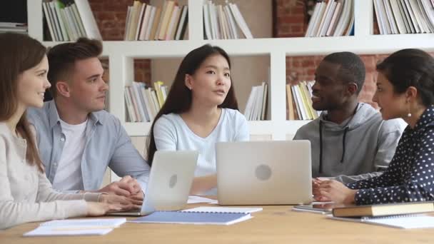 Asiatische weibliche Hochschullehrerin führt Gespräche mit multiethnischen Studenten — Stockvideo