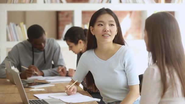 Diversas estudiantes universitarias hablando estudiando juntas en el aula — Vídeo de stock