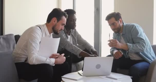 Multiracial mužské obchodní tým lidé diskutovat online strategie společně — Stock video