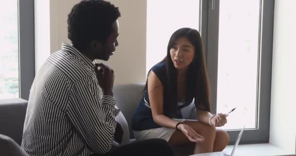 Femmina asiatico mentore teaching africano stagista helping con computer lavoro — Video Stock