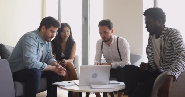 Nöjda partner handslag efter framgångsrika förhandlingar om nya online-start — Stockvideo