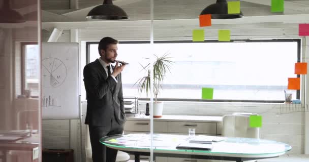 Joven empresario serio hablando sosteniendo el mensaje de audio de grabación de teléfono inteligente — Vídeo de stock