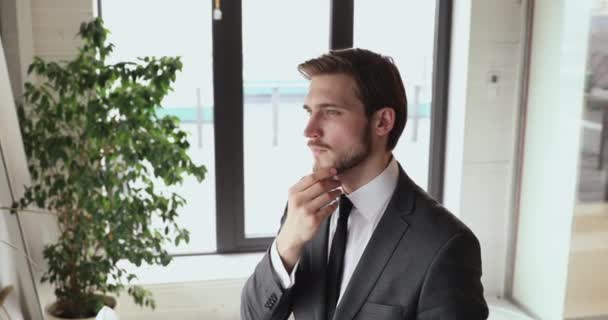 Серьезный бизнесмен, стоящий у власти, думает о бизнес-вызове — стоковое видео