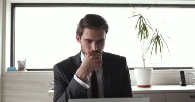 Çok düşünceli bir iş adamı. Strateji planı için dizüstü bilgisayar kullanıyor.