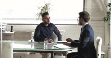 İş görüşmesinde iki Arap ve Kafkas işadamı el sıkışıyor