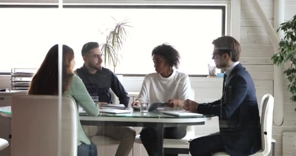 Africká manažerská diskuze o strategii s multietnickými kolegy na firemním setkání — Stock video