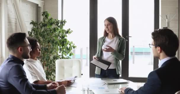 Millennial zakenvrouw in gesprek met multi-etnische team op groepskantoor vergadering — Stockvideo