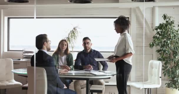 Brainstorming des multiethnischen Geschäftsteams bei einem Unternehmenstreffen über ein Projekt — Stockvideo