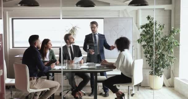 Treinador masculino profissional falando durante grupo de pessoal de treinamento de oficina de marketing — Vídeo de Stock