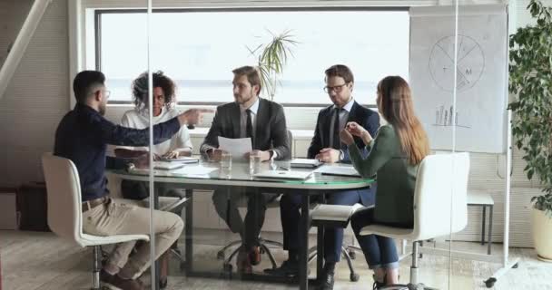 Equipo de negocios multicultural personas que se comunican en la mesa de reuniones corporativas — Vídeos de Stock