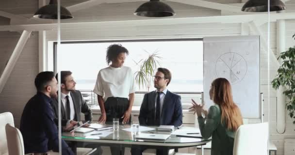 Gerente de mulheres africanas apresentando projeto de marketing para equipe de negócios multirraciais — Vídeo de Stock