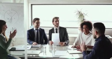 Başarılı çeşitli iş adamları grubu toplantı odasında takım çalışması yapıyor.