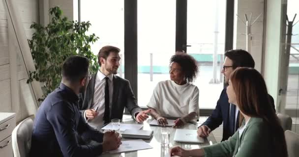 Equipe de negócios profissional multiétnica feliz dar alta cinco no escritório — Vídeo de Stock